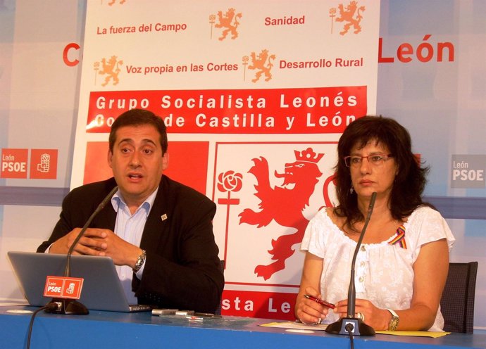Los Procuradores Del PSL Miguel Ángel Fernández Cardo Y Teresa Gutiérrez.