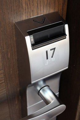 Puerta De Un Hotel Con Numeración En Braille