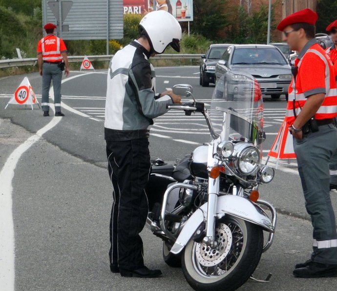 Control De Motocicletas Por Parte De La Policía Foral.