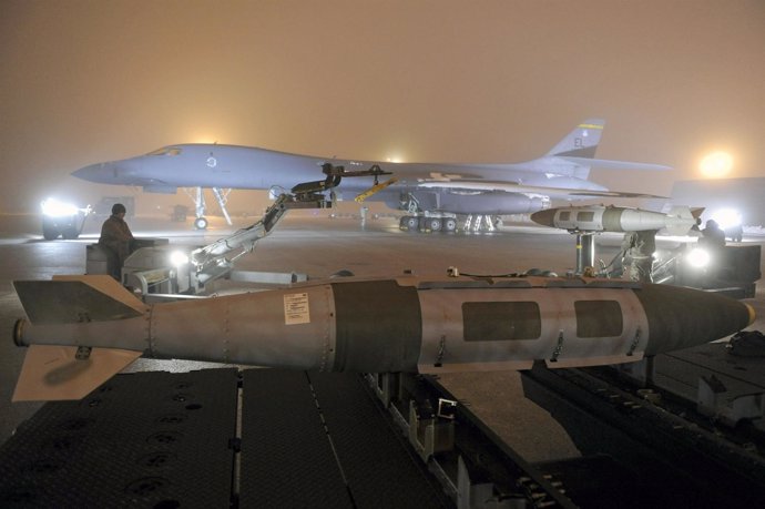 Avión De Combate De EEUU Preparado Para Bombardear Libia