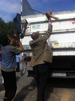 Indignados Recogiendo En La Plaza Catalunya