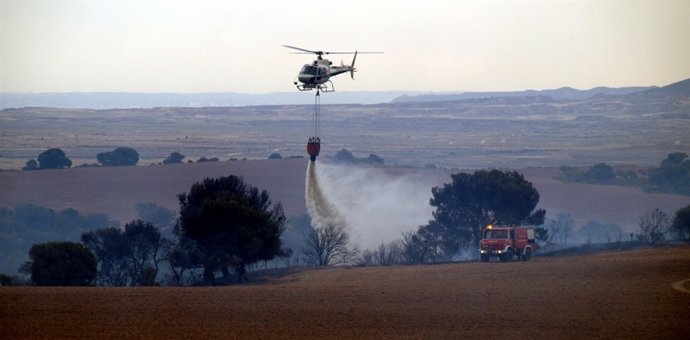Un Helicóptero Realiza Una Descarga De Agua En Las Bardenas Reales.