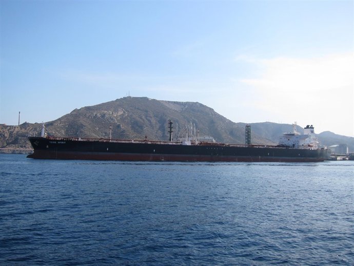 Llegada De Un Petrolero A Una Refinería.