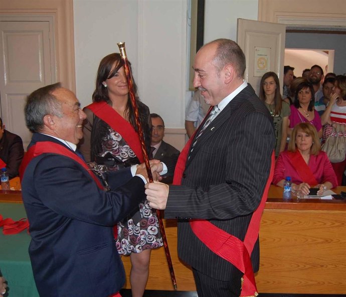 Santiago Escándil Con La Vara De Mando