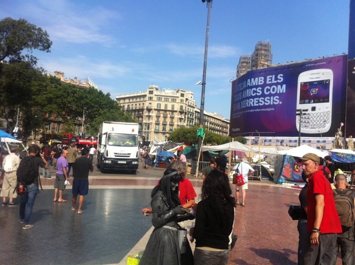 Camión De La Limpieza Entrada En Plaza Catalunya