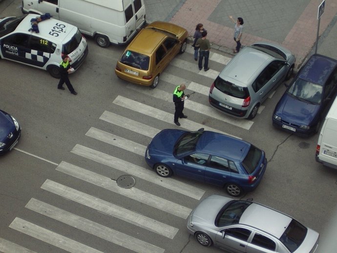 Vehículos Circulando Cerca De La Caja Mágica