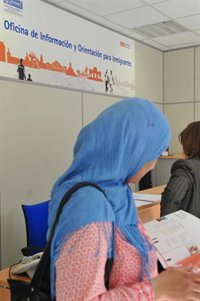 Los inmigrantes 'sin papeles' con hijos menores de nacionalidad española podrán regularizar su situación desde mañana