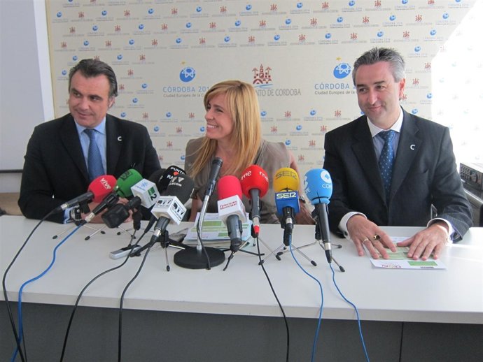 Concejala Rosario Alarcón Y El Presidente De Feaav, Rafael Gallego