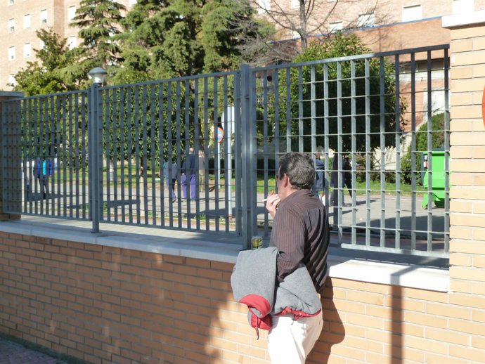 Un fumador en las cercanías de un hospital