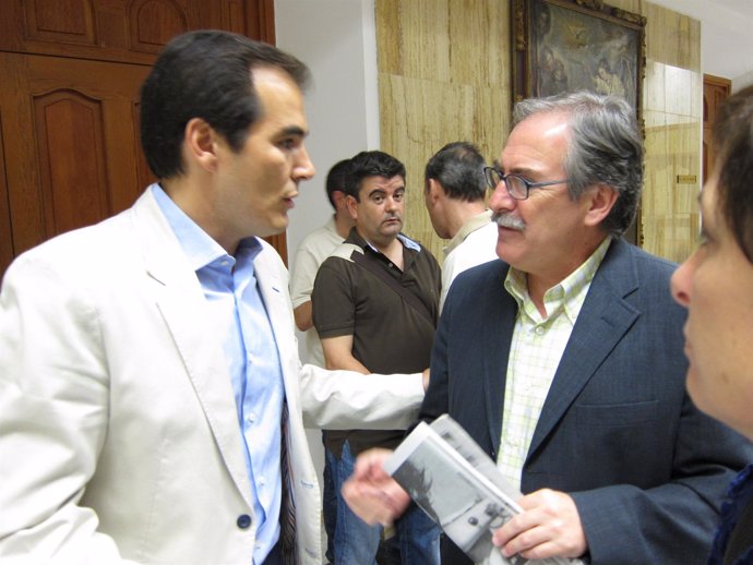 José Antonio Nieto Habla Con Manuel Pérez Tras La Reunión Del Patronato De La Fu