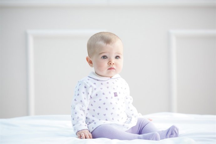 Bebé Con Pijama De Asilamiento Térmico