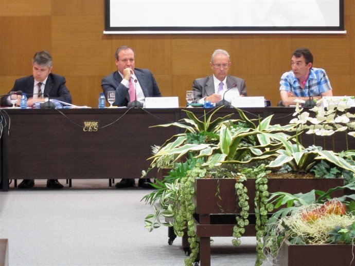 El Presidente Del CES, Junto A Algunos Miembros De Dicho Órgano Consultivo