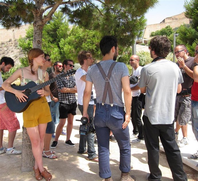 La Cantante De Russian Red Junto A Los Realizadores Del Videoclip En La Ereta