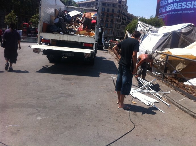 Indignados Cargan Y Descargas Objetos En El Camión