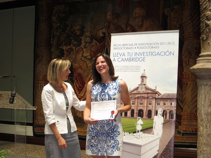 Teresa Fernández Con Una De Las Jóvenes Becadas Por Ibercaja