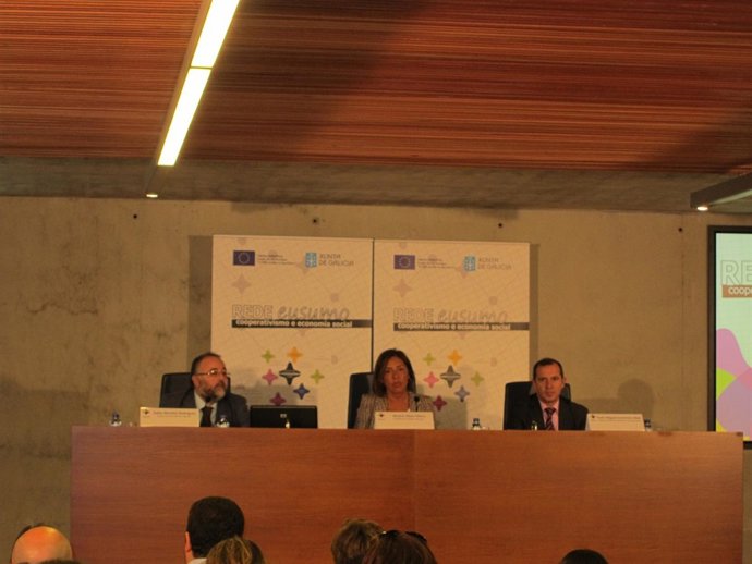La Conselleira Beatriz Mato Presentando La Red De Cooperativas