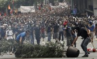 Los manifestantes irrumpen en un edificio de oficinas en Atenas
