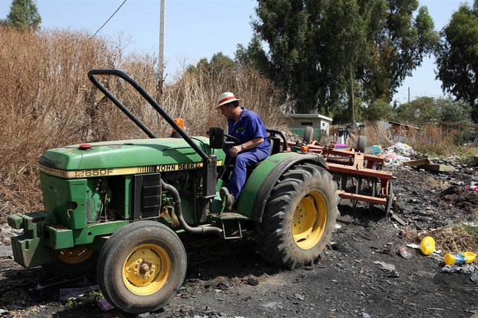 Un Operario Desbrozando En El Vacie