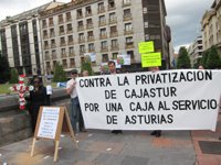 El sindicato CSI y un grupo de 'indignados' reciben a los consejeros de Cajastur entre protestas