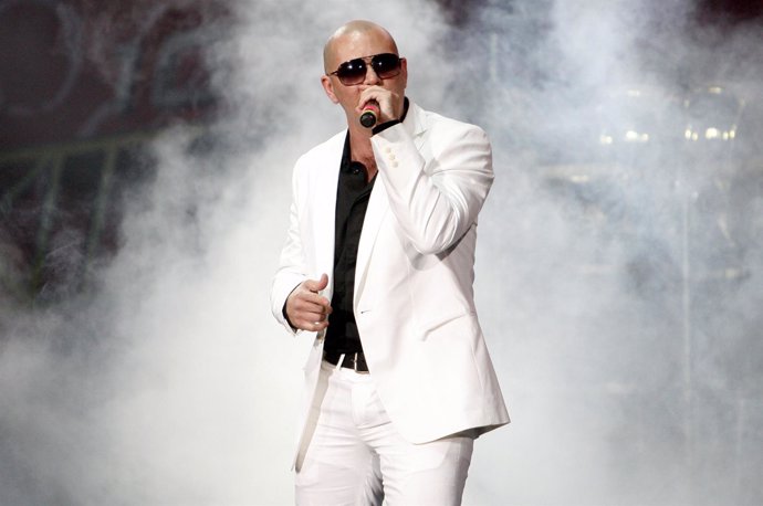 El Productor Y Cantante Estadounidense Pitbull Durante Un Concierto