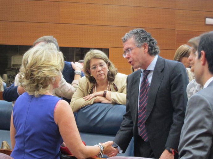 Francisco Granados Y Elvira Rodríguez Con Esperanza Aguirre En La Asamblea