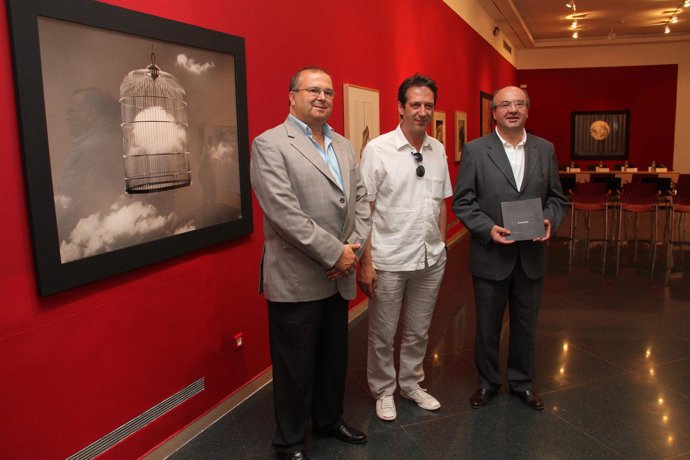 Moreno, Madoz Y Martín Ante Una De Las Obras De La Muestra