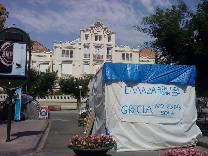 Pancarta En El Puesto De Protesta Del Movimiento 15M En La Plaza De Navarra 