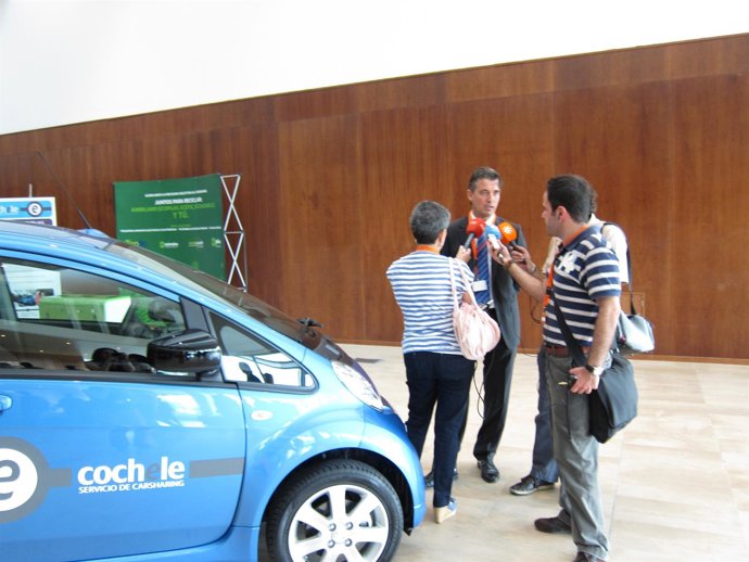El Fundador De Cochele, Paul Lubbers, Junto A Uno De Sus Coches