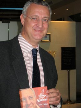 Jesús Caldera junto a su libro `Un tiempo para la igualdad