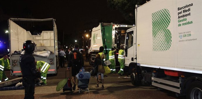 Desmantelan El Campamento De La Plaza De Cataluña, Barcelona