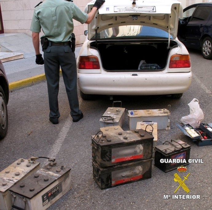 NP Guardia Civil (La Guardia Civil Detiene A Un Joven De Badajoz Que Se Dedicaba