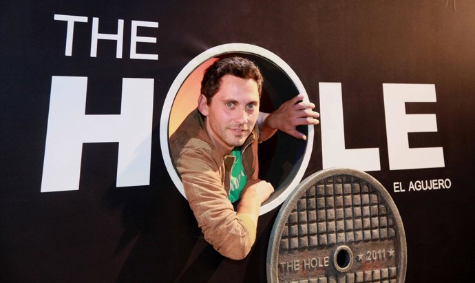 El Actor Paco León Con El Cartel De Su Nuevo Programa De Televisión