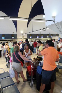 Pasajeros en el aeuropuerto de Sevilla