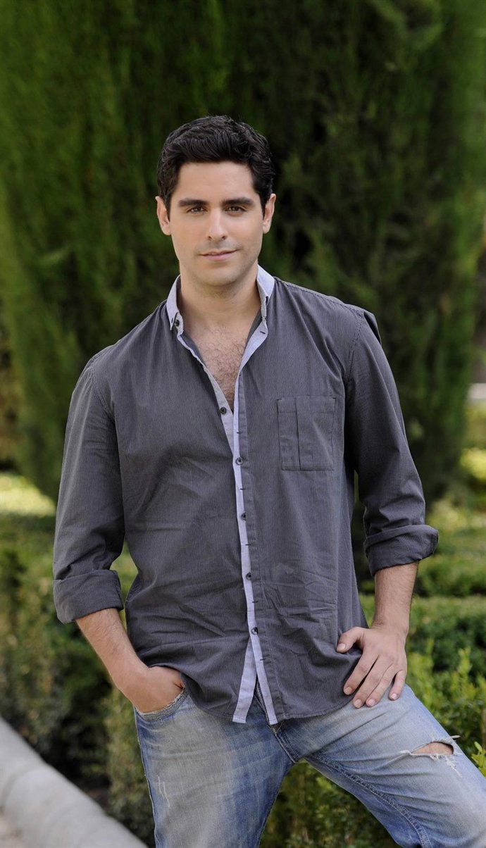 El Actor Miguel Diosdado Posa En Camisa Y Vaqueros