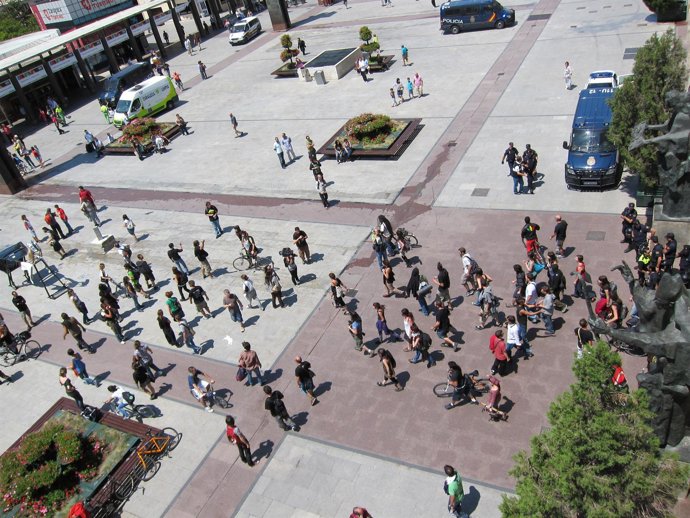 Indignados Entrando En El Ayuntamiento De Zaragoza