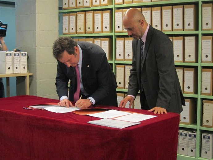 Jordi Hereu Donando Documentos De Su Mandato