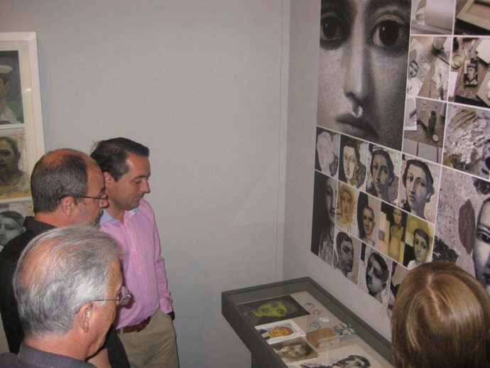 Gómez En La Exposición 'La Visión Desconocida'