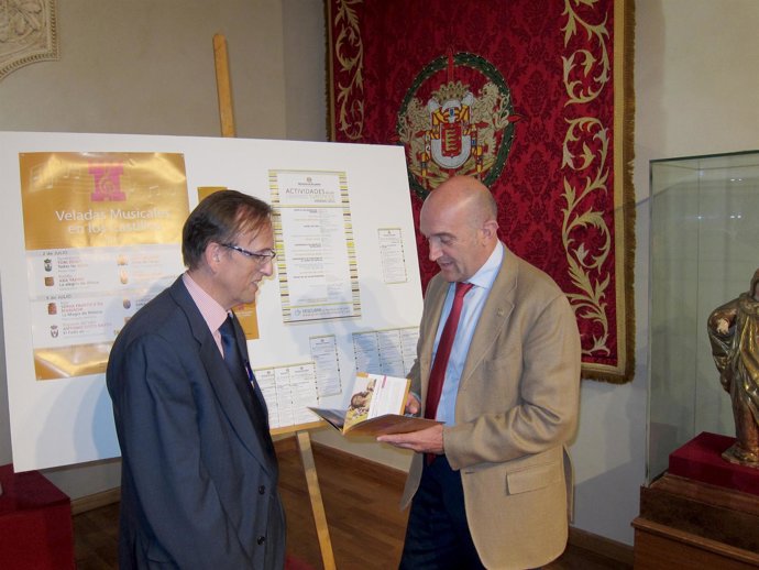 Carnero (Derecha) Y Olea (Izda) Observan El Programa De Actividades Veraniegas