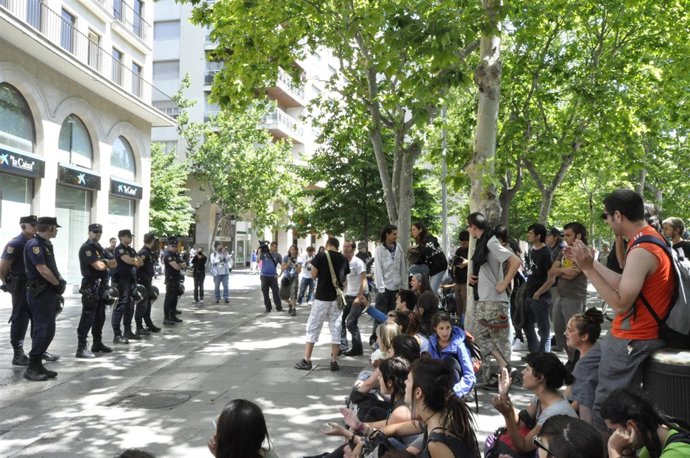 Concentración Del 15M Ante La Sede De La Caixa.