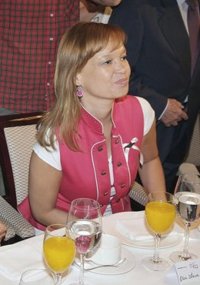 Pajín comparte con Felipe González la necesidad de una financiación suficiente y finalista para la sanidad