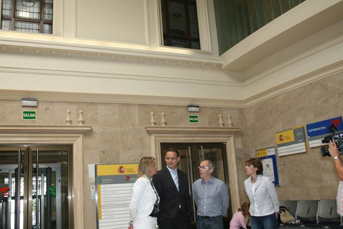 El Subdelegado Del Gobierno Visita El Edificio Del INSS