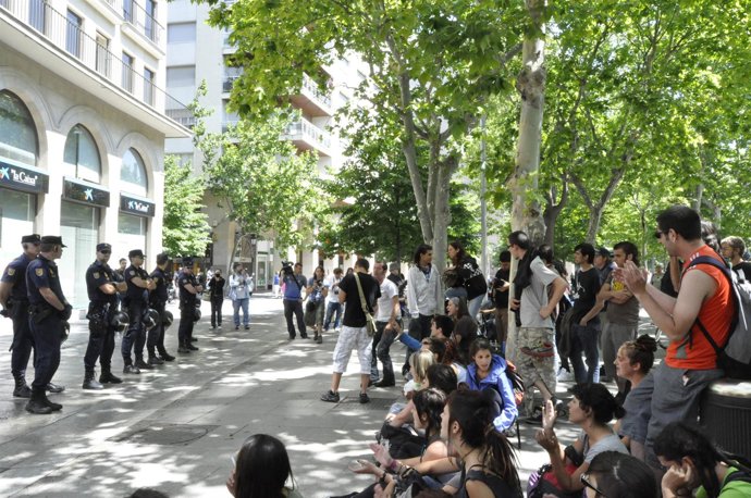 Concentración Del 15M Ante La Sede De La Caixa.