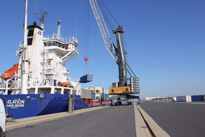 Los Trabajos De Descarga De MEL Shipping En El Puerto.