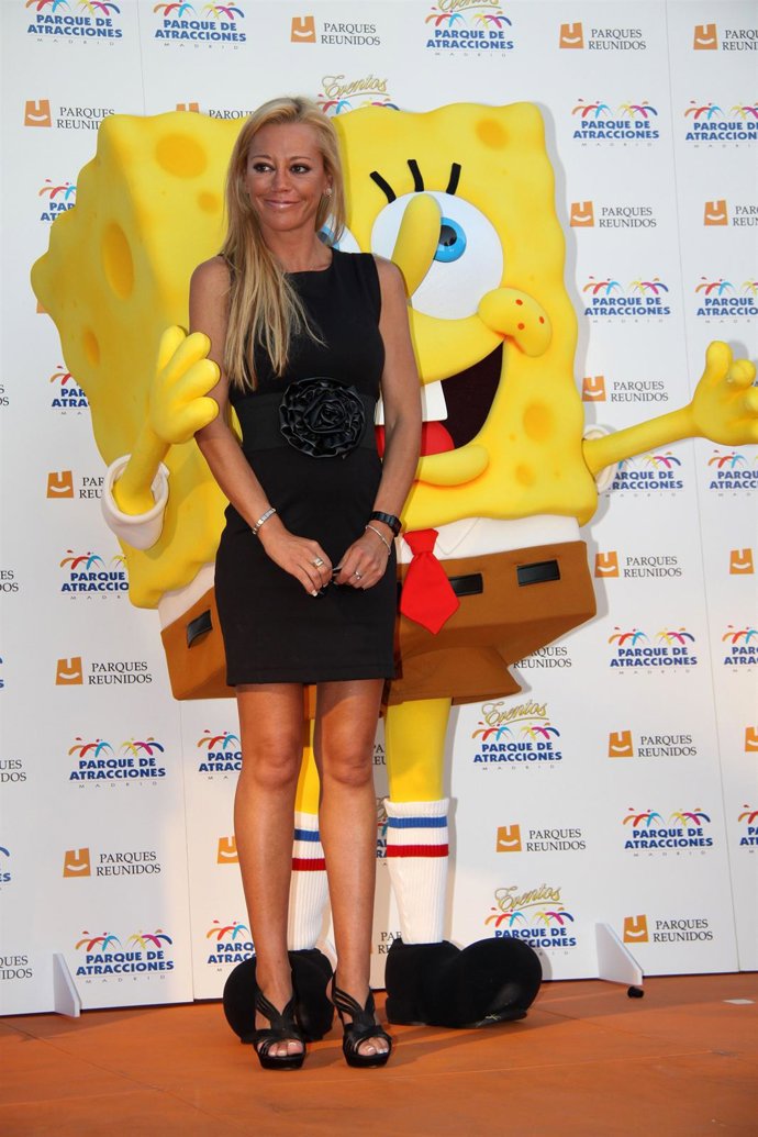 Belen Esteban Posando Con Bob Esponja