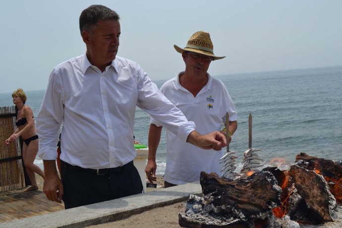 El Alcalde De Mijas, Ángel Nozal, Con Unos Espetos De Sardinas