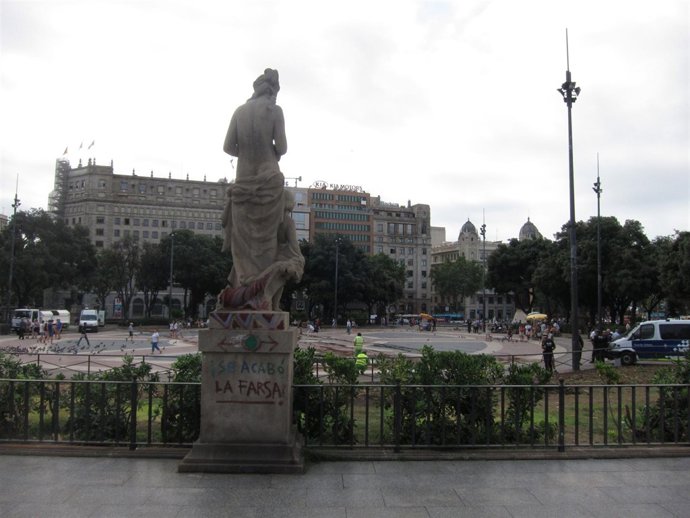 Plaza Catalunya Tras El Desalojo De Los Acampados