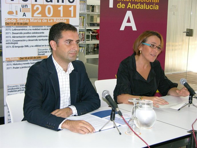 El Alcalde De Moguer, Gustavo Cuéllar, Y La Directora De La UNIA En La Rábida.