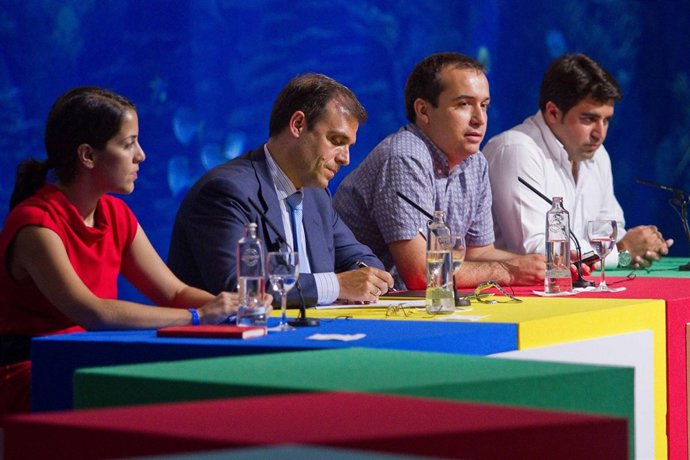 Participantes En La Primera Mesa De Debate De El Chupete.