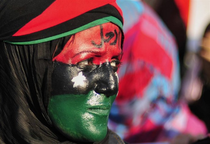 Mujer Pintada Con Los Colores De La Bandera De Libia