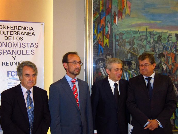 Consejero Economía Y Hacienda Junto Con Los Organizadores De La Conferencia